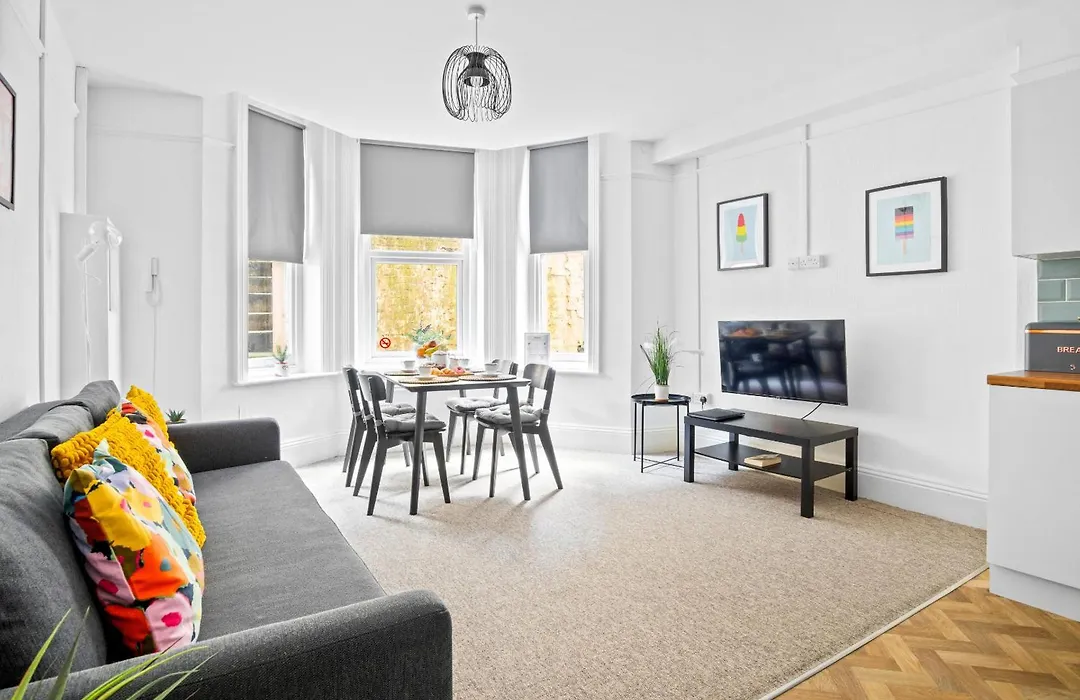 Spacious One Bed Apartment, Contractor Friendly, Sleeps 6, Free Secure Parking, Near Beach-1