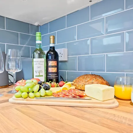 Spacious One Bed Apartment, Contractor Friendly, Sleeps 6, Free Secure Parking, Near Beach-3