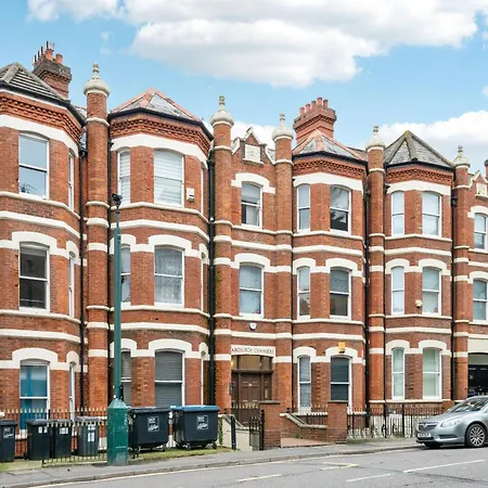 Spacious One Bed Apartment, Contractor Friendly, Sleeps 6, Free Secure Parking, Near Beach-2